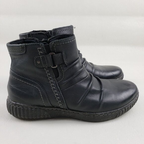 Clarks Caroline Orchid Ruched Ankle Boot Womens 9 Wide Black Leather Side Zip - Picture 2 of 12